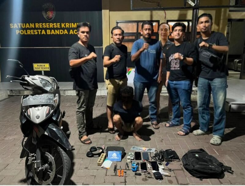 Tim Rimueng Satreskrim Polresta Banda Aceh berhasil mengamankan EY (32), seorang residivis pembongkar rumah asal Aceh Selatan, beserta sejumlah barang bukti berupa enam unit telepon seluler, dokumen penting, dan uang tunai hasil kejahatan di beberapa TKP, Kamis (9/7/2026).