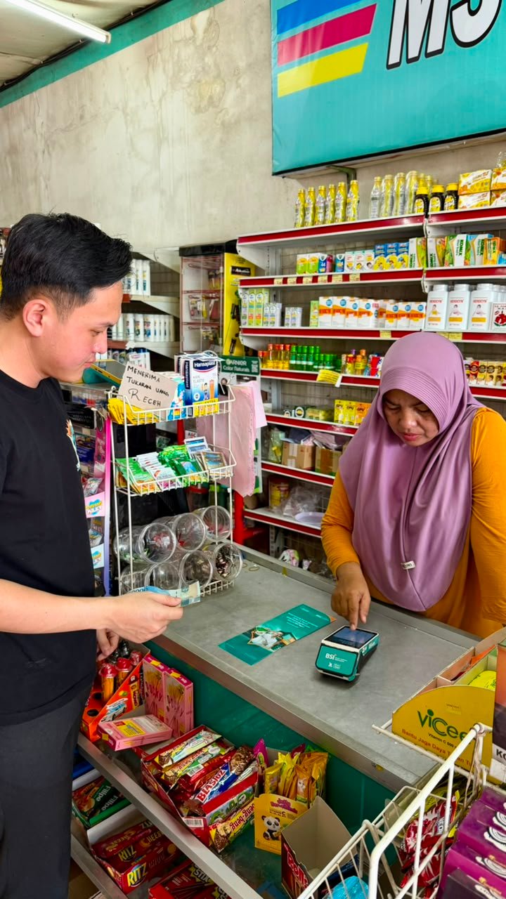 Seorang BSI Agen sedang melayani nasabah di salah satu wilayah pedesaan. Hingga Mei 2026, jaringan BSI Agen telah mencapai lebih dari 130 ribu agen di seluruh Indonesia untuk mempermudah akses layanan perbankan syariah, mulai dari transaksi harian hingga pendaftaran BPJS Ketenagakerjaan BPU.