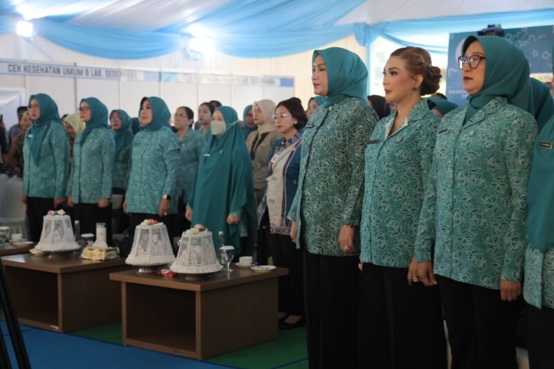 Ketua TP PKK Aceh, Ny. Marlina Muzakir (tengah), didampingi Ketua Staf Ahli TP PKK Aceh, Ny. Mukarramah Fadhlullah, saat menghadiri pembukaan HKG PKK Nasional ke-54 dan HUT Dekranas ke-46 di Hotel Claro, Makassar, Kamis (9/7/2026). 