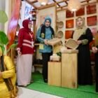 Ketua Dekranasda Aceh, Marlina Muzakir, didampingi Wakil Ketua Mukarramah Fadhlullah dan Kadisperindag Aceh T. Adi Darma, melihat langsung produk kerajinan unggulan yang dipamerkan di Stand Dekranasda Aceh, Trans Studio Mall, Makassar, Kamis (9/7/2026).
