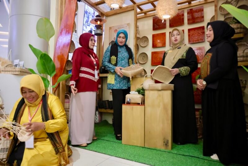 Ketua Dekranasda Aceh, Marlina Muzakir, didampingi Wakil Ketua Mukarramah Fadhlullah dan Kadisperindag Aceh T. Adi Darma, melihat langsung produk kerajinan unggulan yang dipamerkan di Stand Dekranasda Aceh, Trans Studio Mall, Makassar, Kamis (9/7/2026).