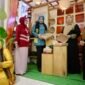 Ketua Dekranasda Aceh, Marlina Muzakir, didampingi Wakil Ketua Mukarramah Fadhlullah dan Kadisperindag Aceh T. Adi Darma, melihat langsung produk kerajinan unggulan yang dipamerkan di Stand Dekranasda Aceh, Trans Studio Mall, Makassar, Kamis (9/7/2026).