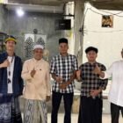 Mahasiswa KKN USK Kelompok Reguler 11, Ari Maulana dan Farras Aditya Mahasin (tengah), bersama Geuchik Gampong Cut Langgien, Muhammad Syahril, S.Pd., dan warga saat mengikuti pengajian rutin di Meunasah Gampong Cut Langgien, Kecamatan Bandar Baru, Pidie Jaya, Rabu (8/7/2026) malam.