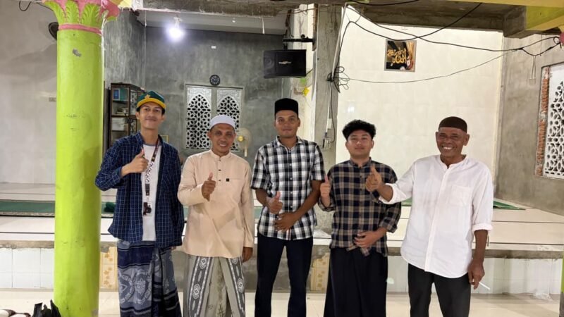 Mahasiswa KKN USK Kelompok Reguler 11, Ari Maulana dan Farras Aditya Mahasin (tengah), bersama Geuchik Gampong Cut Langgien, Muhammad Syahril, S.Pd., dan warga saat mengikuti pengajian rutin di Meunasah Gampong Cut Langgien, Kecamatan Bandar Baru, Pidie Jaya, Rabu (8/7/2026) malam.