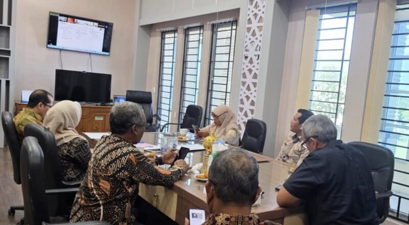 Suasana Rapat Koordinasi Progress Penanganan Pascabencana Lintas Sektor secara virtual di Ruang Sekda Aceh Besar, Kota Jantho, Kamis (9/7/2026). Rakor membahas percepatan pemulihan ekonomi masyarakat melalui sinergi pemerintah pusat dan daerah. FOTO/MC ACEH BESAR