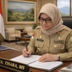 Lembaran buku undang-undang dan nota perpajakan. Kepatuhan pajak dinilai tidak lagi efektif jika hanya ditegakkan melalui sanksi hukum dan digitalisasi, melainkan harus dibangun di atas fondasi transparansi, integritas tata kelola anggaran, serta keteladanan para pemegang kekuasaan.