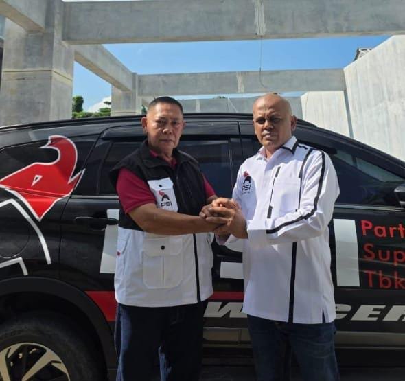 Eks kombatan GAM lulusan Tripoli, Muhammad (tengah/kiri/kanan), resmi memimpin DPD Partai Solidaritas Indonesia (PSI) Kabupaten Pidie. Bergabungnya Muhammad diharapkan membawa energi baru dan memperkuat konsolidasi partai hingga ke akar rumput.