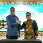 Direktur Utama PT Bank Syariah Indonesia Tbk (BSI) Anggoro Eko Cahyo (kiri) bersama Direktur Utama BPJS Ketenagakerjaan Saiful Hidayat (kanan) saat meresmikan kerja sama penyediaan fasilitas pembiayaan perumahan syariah melalui BSI Griya untuk pekerja Penerima Upah di Jakarta.