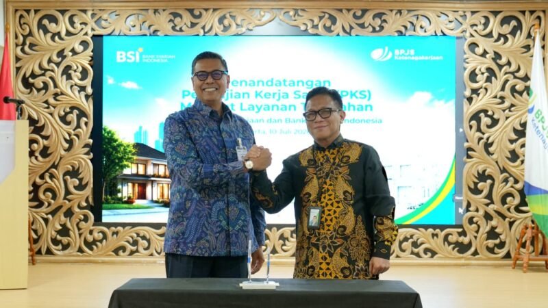 Direktur Utama PT Bank Syariah Indonesia Tbk (BSI) Anggoro Eko Cahyo (kiri) bersama Direktur Utama BPJS Ketenagakerjaan Saiful Hidayat (kanan) saat meresmikan kerja sama penyediaan fasilitas pembiayaan perumahan syariah melalui BSI Griya untuk pekerja Penerima Upah di Jakarta.