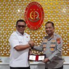 Kapolda Aceh Irjen Pol. Rudi Setiawan, S.I.K., S.H., M.H., melakukan kunjungan silaturahmi perdananya sebagai pejabat baru ke Kepala Kejaksaan Tinggi (Kajati) Aceh Yudi Triadi, S.H., M.H., di Kantor Kejati Aceh, Banda Aceh, Jumat (10/7/2026).