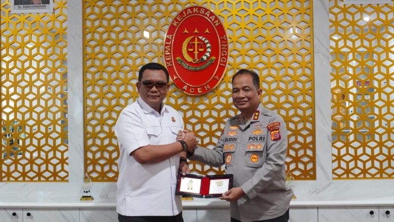 Kapolda Aceh Irjen Pol. Rudi Setiawan, S.I.K., S.H., M.H., melakukan kunjungan silaturahmi perdananya sebagai pejabat baru ke Kepala Kejaksaan Tinggi (Kajati) Aceh Yudi Triadi, S.H., M.H., di Kantor Kejati Aceh, Banda Aceh, Jumat (10/7/2026).