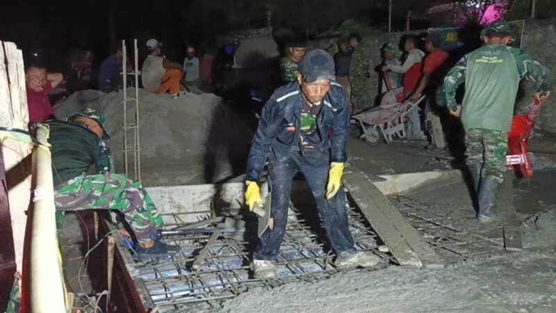 Babinsa Desa Lawe Sikap I Koptu Suharto bersama warga bahu-membahu melakukan pengecoran lantai jembatan beton hingga malam hari di Desa Lawe Sikap I, Kecamatan Babussalam, Aceh Tenggara, Kamis (9/7/2026).