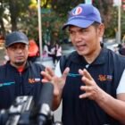 Sekda Aceh M. Nasir memberikan sambutan dan mengajak masyarakat menyukseskan Sensus Ekonomi 2026 dalam acara Senam Pemerintah Aceh di Banda Raya, Banda Aceh, Minggu (12/7/2026).