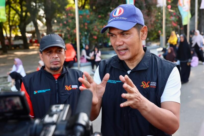 Sekda Aceh M. Nasir memberikan sambutan dan mengajak masyarakat menyukseskan Sensus Ekonomi 2026 dalam acara Senam Pemerintah Aceh di Banda Raya, Banda Aceh, Minggu (12/7/2026).
