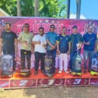 Sejumlah burung berkicau tengah dinilai oleh tim juri profesional dalam ajang Kicau Mania Kapolresta Cup 2026 yang berlangsung di Lapangan Golden King, Gampong Pineung, Banda Aceh, Minggu (12/7/2026). Event dalam rangka Hari Bhayangkara ke-80 ini memperebutkan total hadiah Rp40 juta.