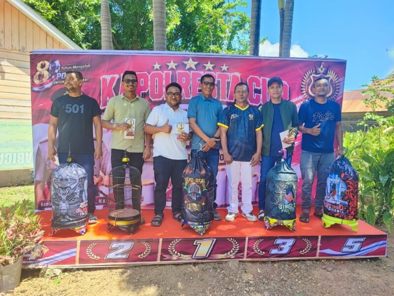 Sejumlah burung berkicau tengah dinilai oleh tim juri profesional dalam ajang Kicau Mania Kapolresta Cup 2026 yang berlangsung di Lapangan Golden King, Gampong Pineung, Banda Aceh, Minggu (12/7/2026). Event dalam rangka Hari Bhayangkara ke-80 ini memperebutkan total hadiah Rp40 juta.