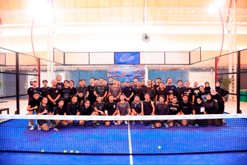 Kepala Biro Pengelolaan Informasi dan Dokumentasi (Karo PID) Divhumas Polri, Brigjen Pol. Saptono Erlangga (tengah), secara resmi membuka turnamen olahraga Padel Bhayangkara Cup 2026 di Padel Corner Kemang 27, Jakarta Selatan, Sabtu (11/7/2026).