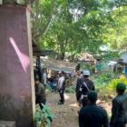 Personel Satpol PP dan WH Kabupaten Aceh Besar bersama personel Pomdam Iskandar Muda (IM) memberikan sosialisasi kepada salah satu pemilik usaha di kawasan Pemandian Mata Ie, Kecamatan Darul Imarah, Aceh Besar, Minggu (12/7/2026).