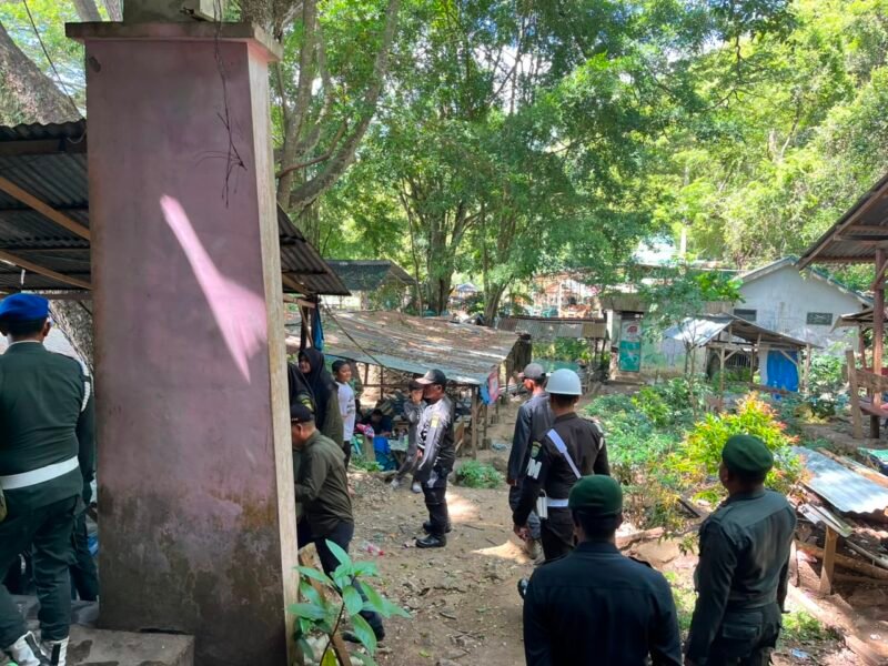 Personel Satpol PP dan WH Kabupaten Aceh Besar bersama personel Pomdam Iskandar Muda (IM) memberikan sosialisasi kepada salah satu pemilik usaha di kawasan Pemandian Mata Ie, Kecamatan Darul Imarah, Aceh Besar, Minggu (12/7/2026).