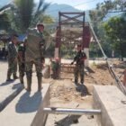 Suasana pengerjaan pemasangan tali sling pada Jembatan Gantung Perintis yang membelah sungai di Kabupaten Aceh Tenggara, Sabtu (11/7/2026).