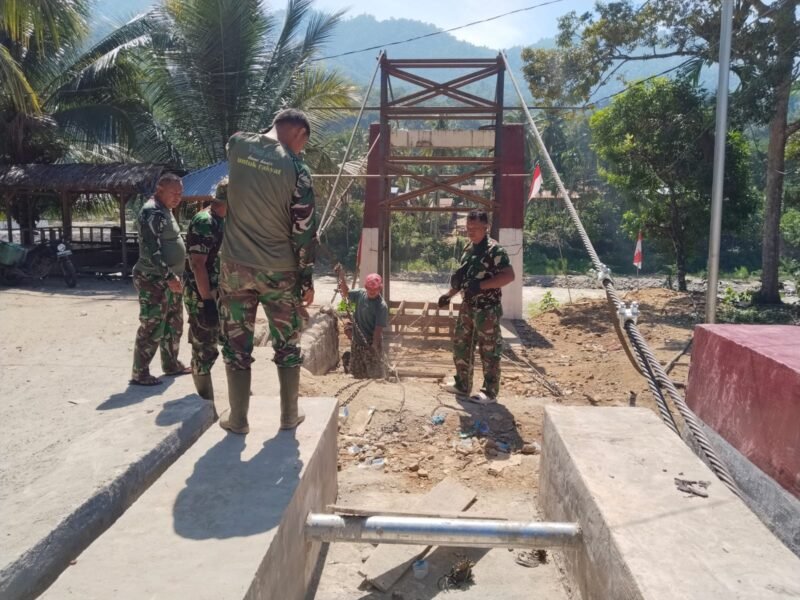 Suasana pengerjaan pemasangan tali sling pada Jembatan Gantung Perintis yang membelah sungai di Kabupaten Aceh Tenggara, Sabtu (11/7/2026).