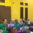 Mahasiswa KKN Reguler Kelompok 11 Periode XXIX Universitas Syiah Kuala (USK) berfoto bersama Geuchik Gampong Cut Langien, Muhammad Syahril, S.Pd., beserta jajaran aparatur gampong usai kegiatan pemaparan dan diskusi program kerja di Kantor Geuchik Gampong Cut Langien, Kecamatan Bandar Baru, Pidie Jaya, Sabtu (11/7).