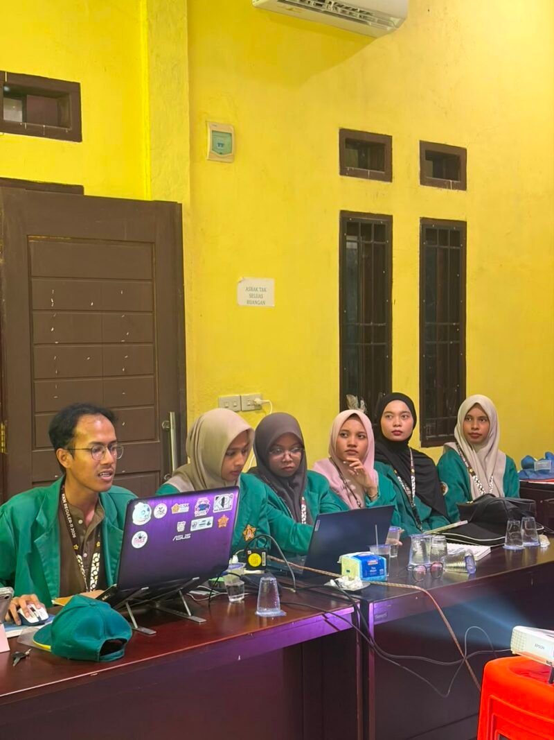 Mahasiswa KKN Reguler Kelompok 11 Periode XXIX Universitas Syiah Kuala (USK) berfoto bersama Geuchik Gampong Cut Langien, Muhammad Syahril, S.Pd., beserta jajaran aparatur gampong usai kegiatan pemaparan dan diskusi program kerja di Kantor Geuchik Gampong Cut Langien, Kecamatan Bandar Baru, Pidie Jaya, Sabtu (11/7).