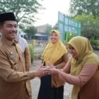 Wakil Bupati Aceh Besar, Drs. Syukri A. Jalil, melakukan monitoring dan evaluasi pelaksanaan Masa Pengenalan Lingkungan Sekolah (MPLS) di Sekolah Dasar Negeri (SDN) Blang Bintang, Kecamatan Blang Bintang, Senin (13/7/2026). FOTO/MC ACEH BESAR