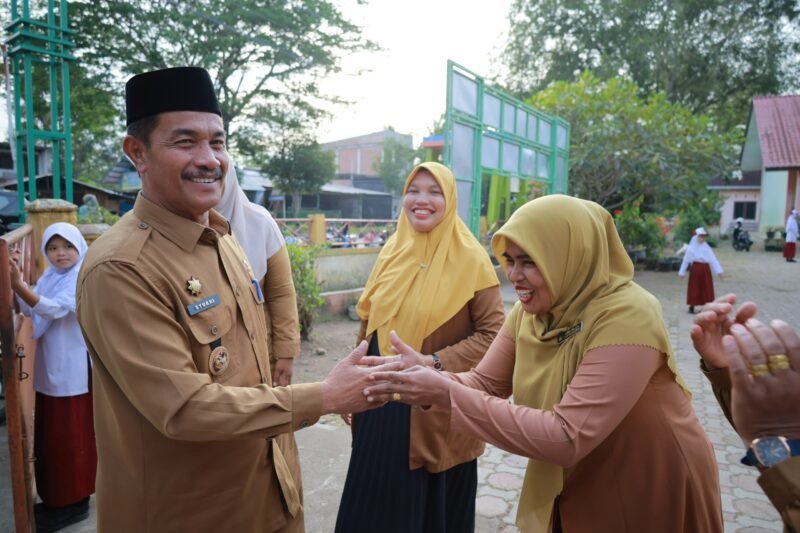 Wakil Bupati Aceh Besar, Drs. Syukri A. Jalil, melakukan monitoring dan evaluasi pelaksanaan Masa Pengenalan Lingkungan Sekolah (MPLS) di Sekolah Dasar Negeri (SDN) Blang Bintang, Kecamatan Blang Bintang, Senin (13/7/2026). FOTO/MC ACEH BESAR