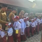 Suasana penyambutan peserta didik baru di SDN Leupung 26 Kabupaten Aceh Besar, Senin (13/7/2026). FOTO/ MC ACEH BESAR
