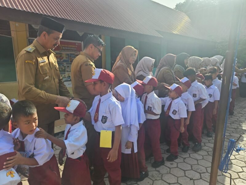 Suasana penyambutan peserta didik baru di SDN Leupung 26 Kabupaten Aceh Besar, Senin (13/7/2026). FOTO/ MC ACEH BESAR