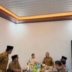 Wakil Gubernur Aceh bersama Bupati Aceh Tamiang memimpin rapat koordinasi percepatan rehabilitasi dan rekonstruksi pascabencana di Kantor Koramil 08/Rantau, Senin (13/7/2026).