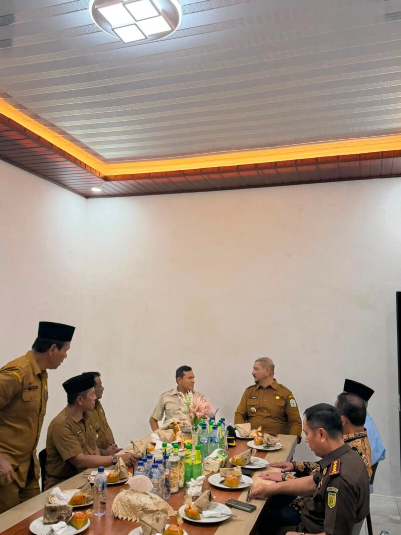 Wakil Gubernur Aceh bersama Bupati Aceh Tamiang memimpin rapat koordinasi percepatan rehabilitasi dan rekonstruksi pascabencana di Kantor Koramil 08/Rantau, Senin (13/7/2026).