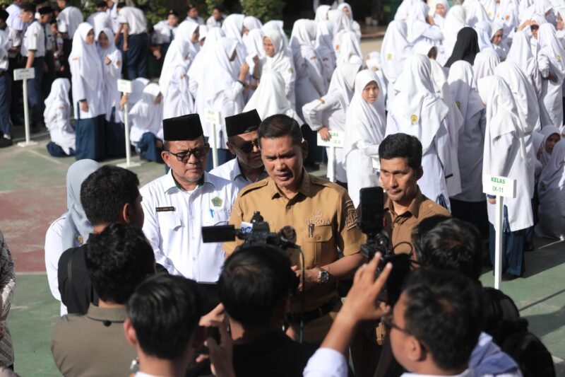 Sekretaris Daerah (Sekda) Aceh, M. Nasir, menghadiri hari pertama masuk sekolah sekaligus membuka Masa Taaruf Murid Madrasah (MATAMUDA) di MTsN 1 Banda Aceh, Senin (13/7/2026).