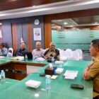 Sekretaris Daerah (Sekda) Aceh, M. Nasir Syamaun, saat menerima kunjungan manajemen PT Indoasia Oiltank Terminal yang turut menggandeng tim ahli Teknik Kimia Universitas Syiah Kuala (USK) di Kantor Gubernur Aceh, Banda Aceh, Senin (13/7/2026).