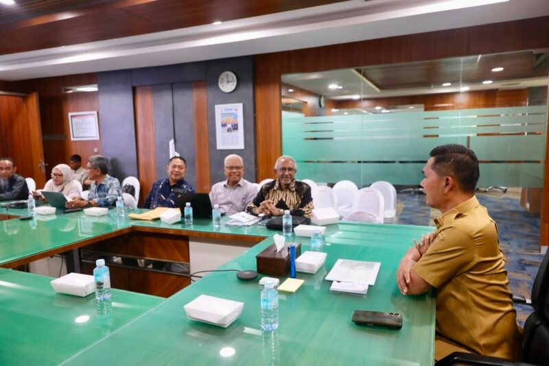 Sekretaris Daerah (Sekda) Aceh, M. Nasir Syamaun, saat menerima kunjungan manajemen PT Indoasia Oiltank Terminal yang turut menggandeng tim ahli Teknik Kimia Universitas Syiah Kuala (USK) di Kantor Gubernur Aceh, Banda Aceh, Senin (13/7/2026). 