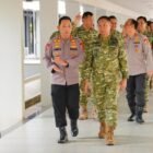 Kapolri Jenderal Listyo Sigit Prabowo bersama Panglima TNI Jenderal Agus Subiyanto saat melangsungkan pertemuan silaturahmi di Mabes TNI, Cilangkap, Jakarta Timur, Senin (13/7/2026).