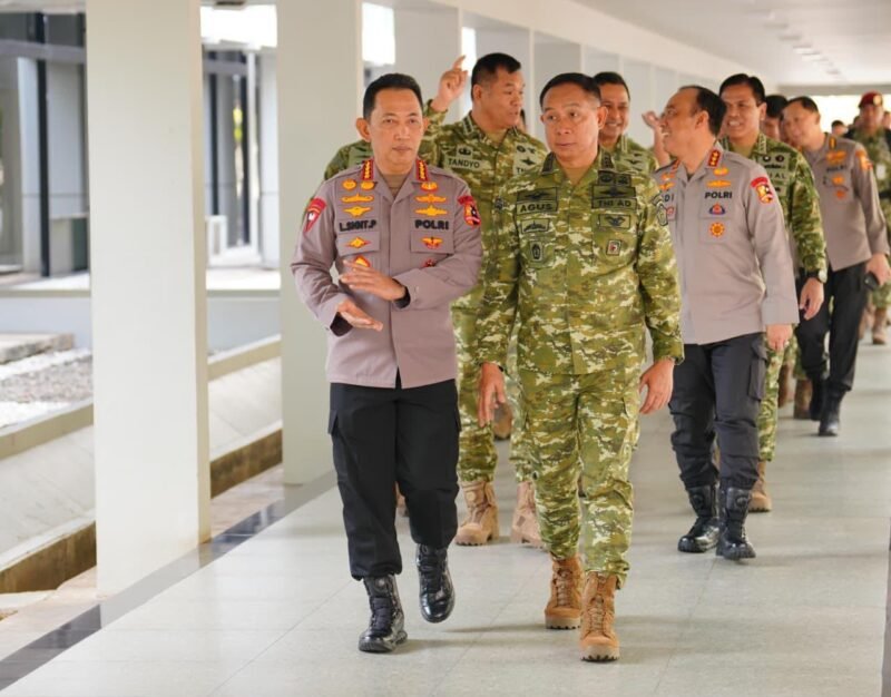 Kapolri Jenderal Listyo Sigit Prabowo bersama Panglima TNI Jenderal Agus Subiyanto saat melangsungkan pertemuan silaturahmi di Mabes TNI, Cilangkap, Jakarta Timur, Senin (13/7/2026).