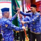 Ketua Umum Dewan Pengurus KORPRI Nasional, Prof. Zudan Arif Fakrullah (kanan), saat melantik Sekretaris Daerah (Sekda) Aceh, Muhammad Nasir (kiri), sebagai Ketua Dewan Pengurus KORPRI Aceh masa bakti 2025–2030 di Anjong Mon Mata, Kompleks Meuligoe Gubernur Aceh, Banda Aceh, Selasa (14/7/2026).