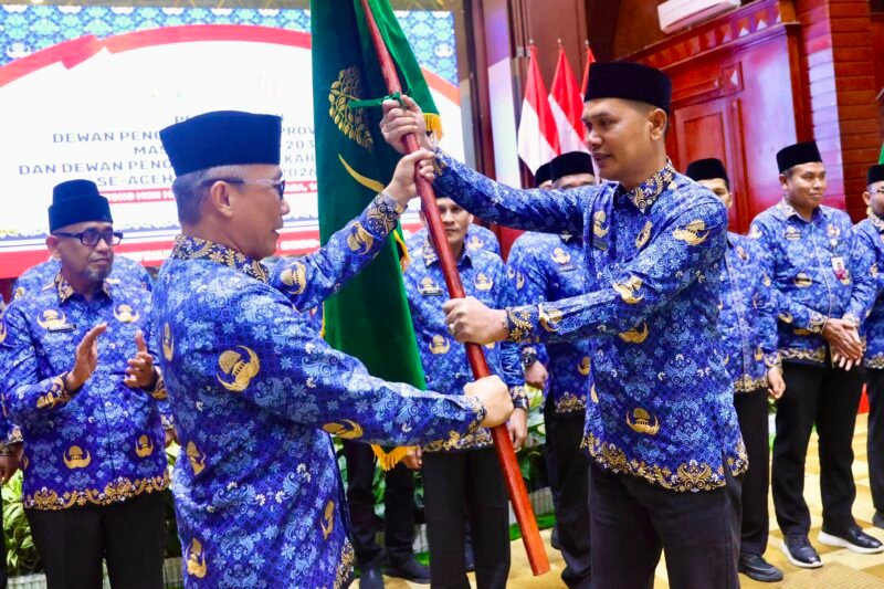 Ketua Umum Dewan Pengurus KORPRI Nasional, Prof. Zudan Arif Fakrullah (kanan), saat melantik Sekretaris Daerah (Sekda) Aceh, Muhammad Nasir (kiri), sebagai Ketua Dewan Pengurus KORPRI Aceh masa bakti 2025–2030 di Anjong Mon Mata, Kompleks Meuligoe Gubernur Aceh, Banda Aceh, Selasa (14/7/2026).