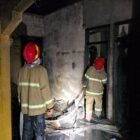 Petugas Damkar BPBD Aceh Besar melakukan pendinginan terhadap rumah yang terbakar, di Gampong Cot Mancang, Kecamatan Kuta Baro, Kabupaten Aceh Besar, Senin (13/7/2026) malam. FOTO/ DOK MC ACEH BESAR