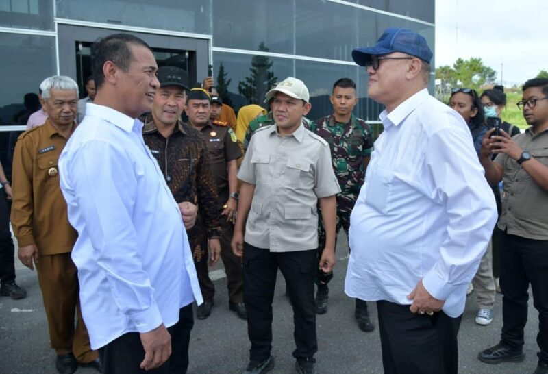 Wakil Gubernur Aceh, Fadhlullah (kedua dari kiri), mendampingi Menteri Pertanian RI, Andi Amran Sulaiman (tengah), saat meninjau lokasi produksi benih kopi arabika di Kecamatan Pintu Rime Gayo, Kabupaten Bener Meriah, Selasa (14/7/2026).