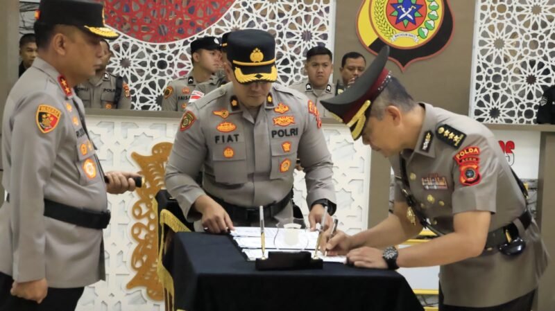 Kapolda Aceh Irjen Pol. Ruddi Setiawan, S.I.K., S.H., M.H., memimpin upacara serah terima jabatan (sertijab) 7 Pejabat Utama (PJU) dan 9 Kapolres jajaran Polda Aceh di Lobby Mapolda Aceh, Banda Aceh, Rabu (15/7/2026).
