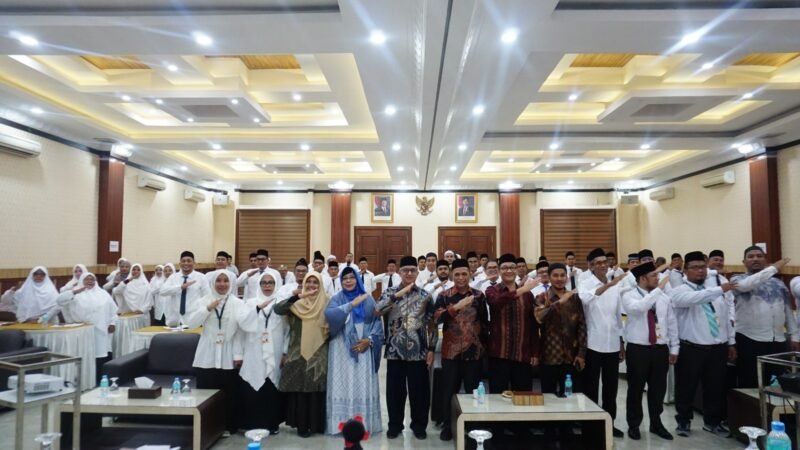 Wakil Rektor II UIN Ar-Raniry, Prof. Dr. Khairuddin, M.Ag., bersama Dekan FDK, Prof. Dr. Kusmawati Hatta, dan para tamu undangan saat membuka acara Sertifikasi Pembimbing Ibadah Haji dan Umrah Angkatan 1 Tahun 2026 di Aula Meeting Room Hotel Diana, Banda Aceh, Senin (13/7/2026). (Foto: Dok. FDK UIN Ar-Raniry)