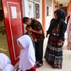 Wakil Gubernur Aceh, Fadhlullah, didampingi sang istri saat mengantar putranya pada hari pertama masuk sekolah di Fatih Bilingual School, Banda Aceh, Rabu (15/7/2026). 