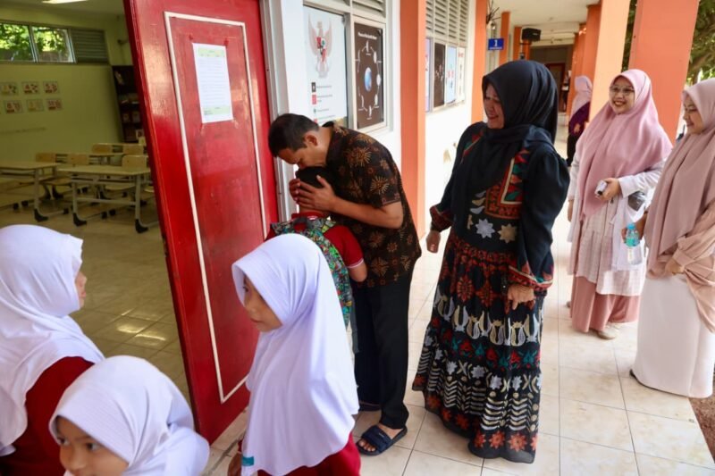 Wakil Gubernur Aceh, Fadhlullah, didampingi sang istri saat mengantar putranya pada hari pertama masuk sekolah di Fatih Bilingual School, Banda Aceh, Rabu (15/7/2026).
