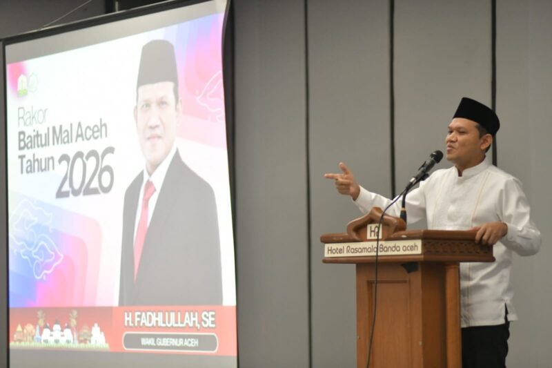 Wakil Gubernur Aceh, Fadhlullah (Dek Fadh), saat memberikan arahan pada pembukaan Rapat Koordinasi (Rakor) Baitul Mal se-Aceh di Aula Hotel Rasamala, Banda Aceh, Rabu (15/7/2026).