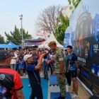 Prajurit Kodam Iskandar Muda, Serda Satria Wicaksana Kusuma Putra (Yonarhanud 5/CSBY), berfoto bersama tiga medali yang diraihnya pada Kejuaraan Nasional Piala Kemenpora RI Se-Indonesia Swimming Championship 2026 di Kolam Renang Pahoman, Bandar Lampung.