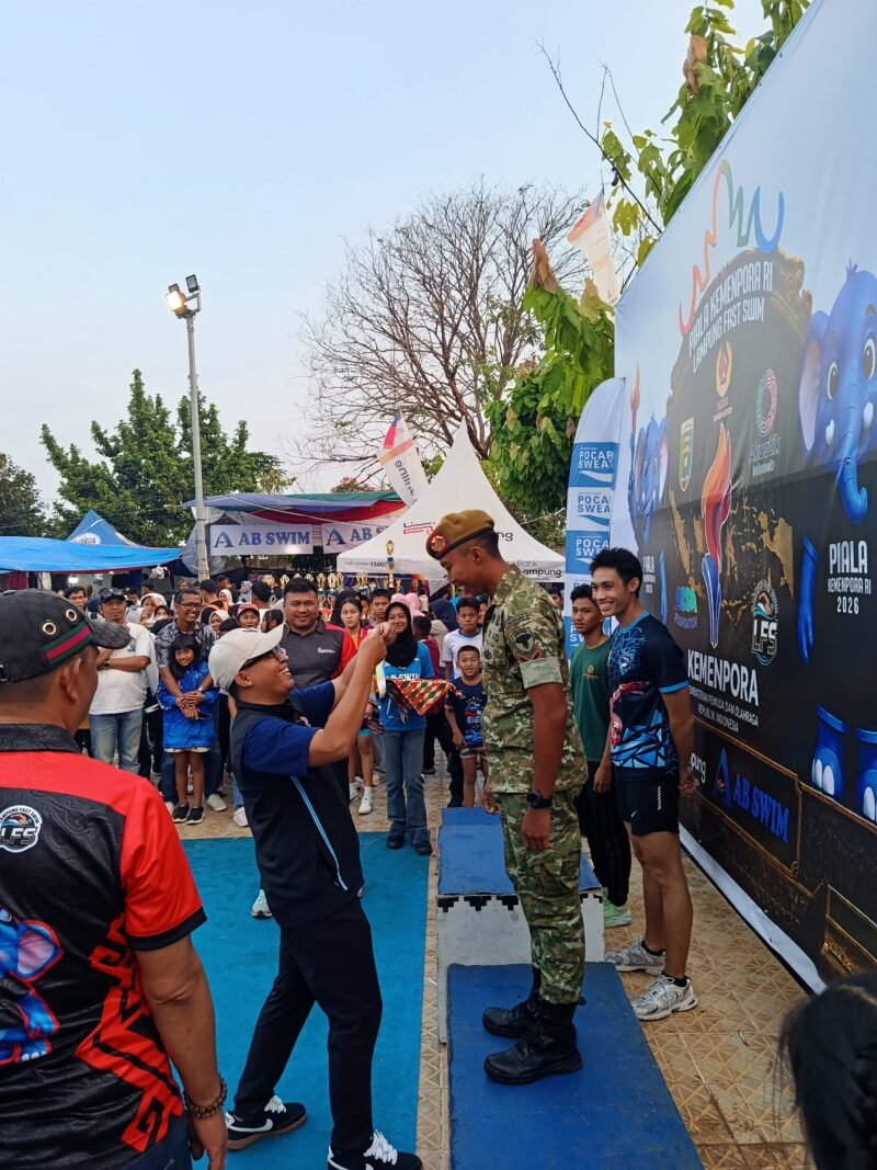 ​Prajurit Kodam Iskandar Muda, Serda Satria Wicaksana Kusuma Putra (Yonarhanud 5/CSBY), berfoto bersama tiga medali yang diraihnya pada Kejuaraan Nasional Piala Kemenpora RI Se-Indonesia Swimming Championship 2026 di Kolam Renang Pahoman, Bandar Lampung.