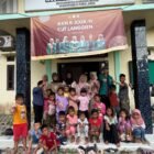 Mahasiswa KKN Universitas Syiah Kuala (USK) Kelompok Reguler 11 mendampingi anak-anak Gampong Cut Langgien, Kecamatan Banda Baru, Pidie Jaya, dalam pelatihan pembuatan gelang dari manik-manik di Kantor Geuchik setempat, Senin (13/7/2026).